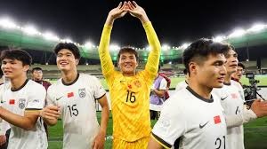 德州扑克“中等强度手牌”困境：面对底池大注，顶对弱踢脚到底该不该顽强跟注？（德州扑克中强牌的两难：顶对弱踢脚遇大注，跟注还是弃牌？）